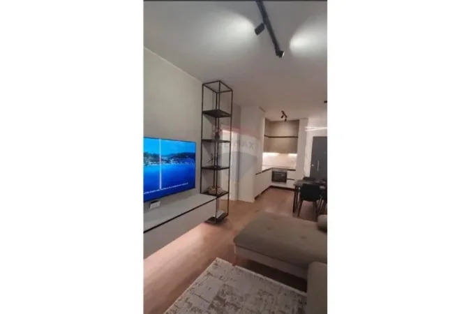 Tirane, jepet me qera apartament 1+1 Kati 7, 65 m² 1.000 € (Apartament 1+1+ Post Parkimi Per Qira Tek Tirana Garden Building)