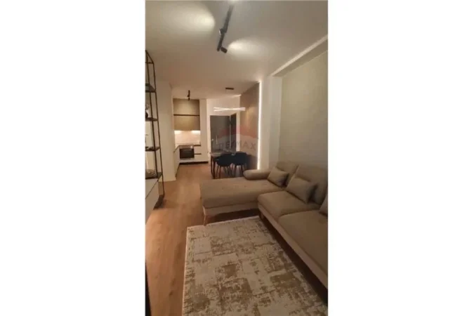 Tirane, jepet me qera apartament 1+1 Kati 7, 65 m² 1.000 € (Apartament 1+1+ Post Parkimi Per Qira Tek Tirana Garden Building)