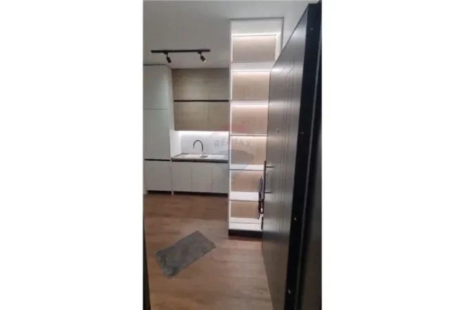 Tirane, jepet me qera apartament 1+1 Kati 7, 65 m² 1.000 € (Apartament 1+1+ Post Parkimi Per Qira Tek Tirana Garden Building)