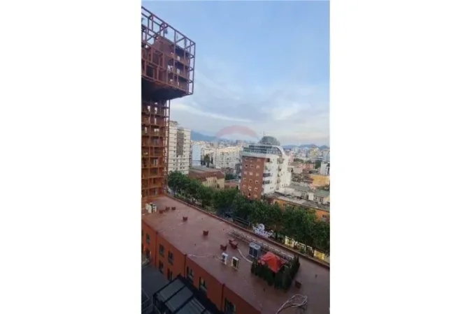 Tirane, jepet me qera apartament 1+1 Kati 7, 65 m² 1.000 € (Apartament 1+1+ Post Parkimi Per Qira Tek Tirana Garden Building)