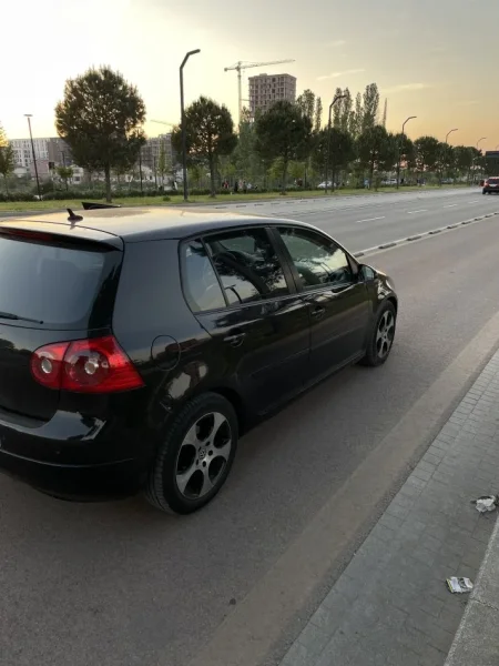 Tirane, shes makine Golf V Nafte, e zeze automatik Kondicioner 260.000 km