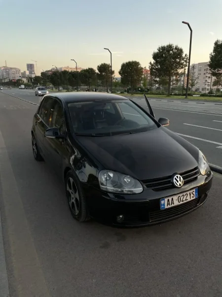 Tirane, shes makine Golf V Nafte, e zeze automatik Kondicioner 260.000 km