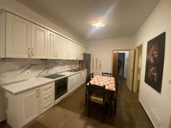 Tirane, jepet me qera apartament 2+1 Kati 3, 100 m² 550 € 