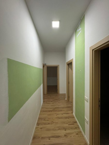 Tirane, jepet me qera zyre Kati 3, 90 m² 600 € (Rruga Kavajes)