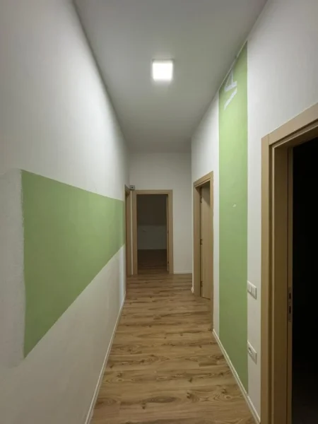 Tirane, jepet me qera zyre Kati 3, 90 m² 600 € (Rruga Kavajes)