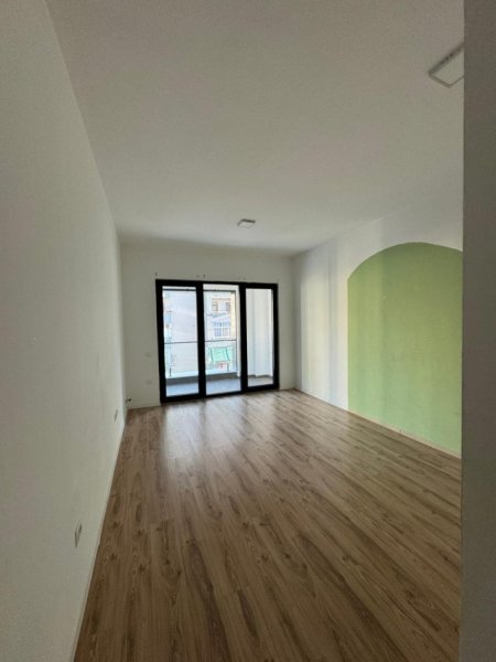 Tirane, jepet me qera zyre Kati 3, 90 m² 600 € (Rruga Kavajes)