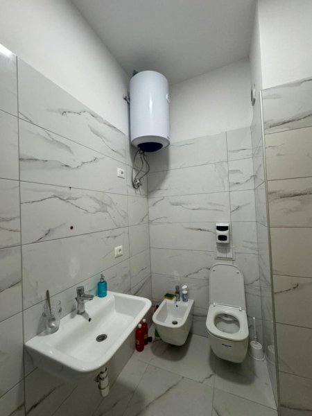 Tirane, jepet me qera zyre Kati 3, 90 m² 600 € (Rruga Kavajes)