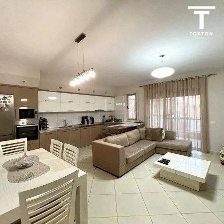 Tirane, jepet me qera apartament 2+1 , 120 m² 500 € (Fresku) TT 614