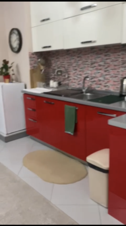 Tirane, jepet me qera apartament 1+1+Ballkon Kati 7, 56 m² 450 € (rruga bardhyl)