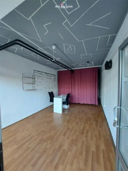 Tirane, jepet me qera dyqan Kati 0, 65 m² 950 € (brryli)