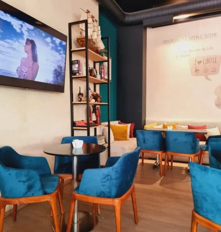 Tirane, shitet lokal , 74 m² 119.000 € (UET,Policia Bashkiake)