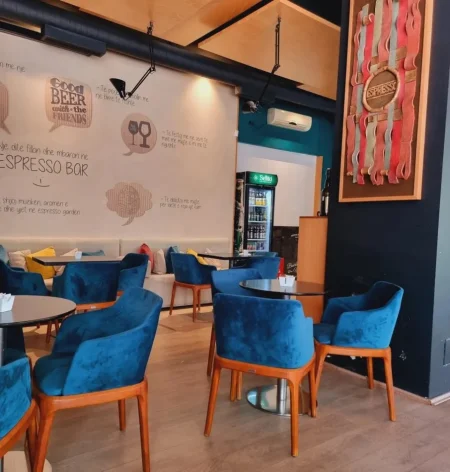 Tirane, shitet lokal , 74 m² 119.000 € (UET,Policia Bashkiake)