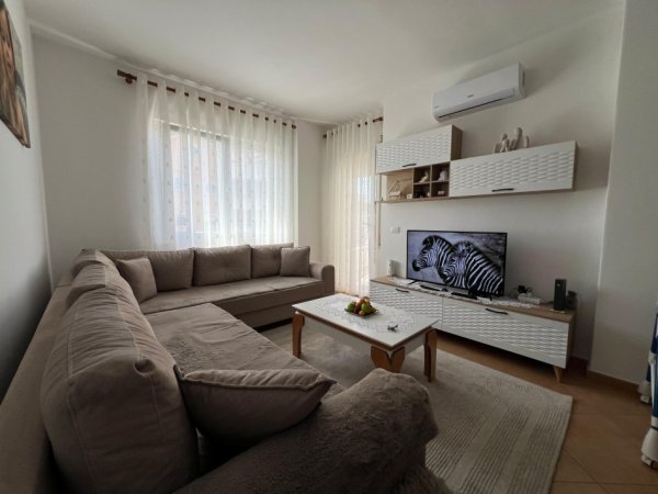 Tirane, jepet me qera apartament 2+1+Ballkon Kati 4, 75 m² 400 € (Fresku)