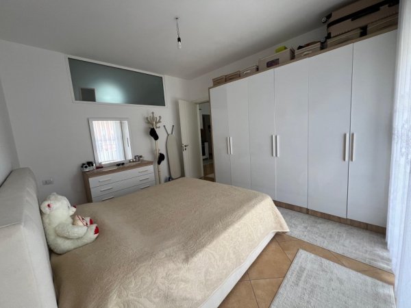 Tirane, jepet me qera apartament 2+1+Ballkon Kati 4, 75 m² 400 € (Fresku)