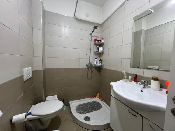 Tirane, jepet me qera apartament 2+1+Ballkon Kati 4, 75 m² 400 € (Fresku)