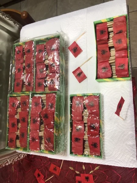 ALBANIA - Shiten flamuj Shqiptar - Simbol