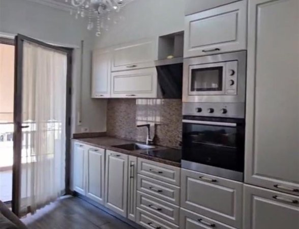 Tirane, jepet me qera apartament 3+1 Kati 8, 140 m² 1.000 € (Kompleksi Delijorgji)