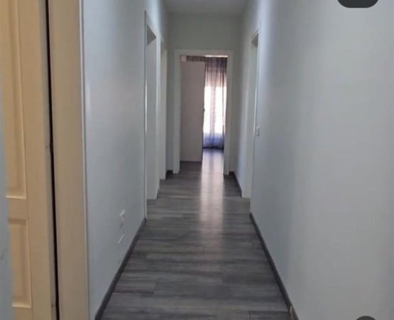 Tirane, jepet me qera apartament 3+1 Kati 8, 140 m² 1.000 € (Kompleksi Delijorgji)