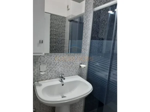 Tirane, jepet me qera apartament 1+1+Ballkon Kati 3, 68 m² 500 € (Vasil Shanto)
