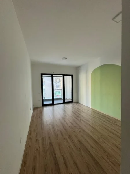 Tirane, jepet me qera zyre Kati 3, 76 m² 600 € (Kompleksi Square 21)