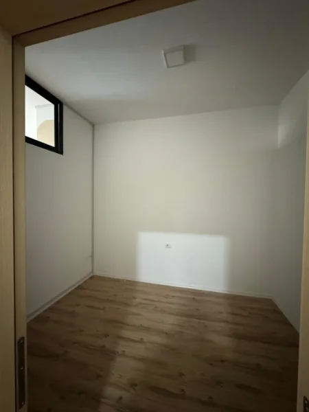 Tirane, jepet me qera zyre Kati 3, 76 m² 600 € (Kompleksi Square 21)