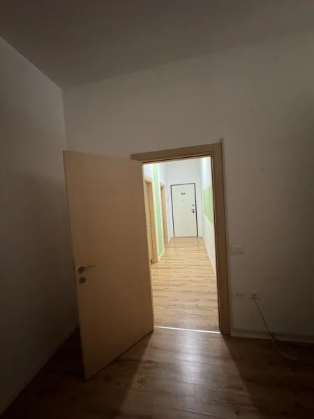 Tirane, jepet me qera zyre Kati 3, 76 m² 600 € (Kompleksi Square 21)
