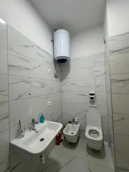 Tirane, jepet me qera zyre Kati 3, 76 m² 600 € (Kompleksi Square 21)