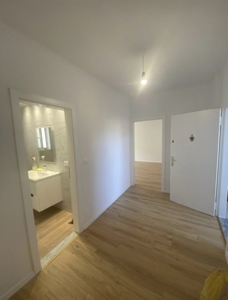 Apartament 1+1 per shitje ne zonen e Ali Demit.