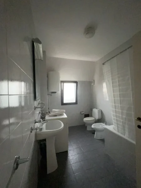 JEPET ME QIRA, APARTAMENT 2+1+2, PJESË E NJË VILE, VILAT ARABE, FRESK, TIRANË, 300 EUR/MUAJ