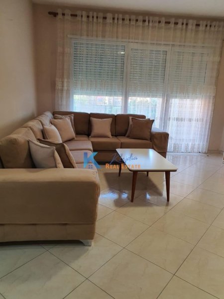 Tirane, jepet me qera apartament 2+1+Ballkon Kati 4, 100 m² (Rruga e Kavajes, afer Globe)