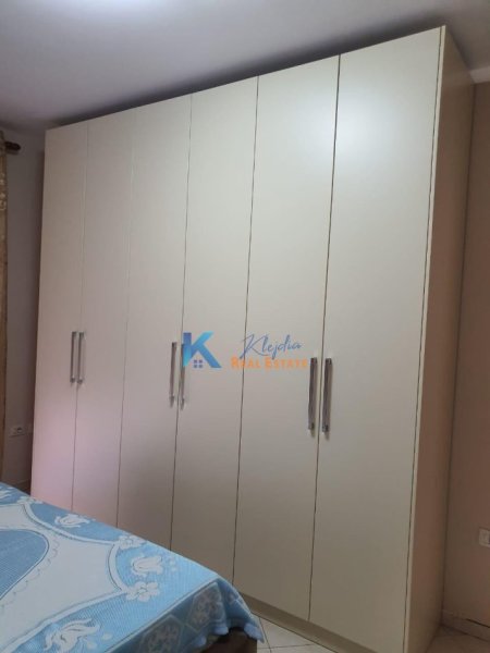 Tirane, jepet me qera apartament 2+1+Ballkon Kati 4, 100 m² (Rruga e Kavajes, afer Globe)