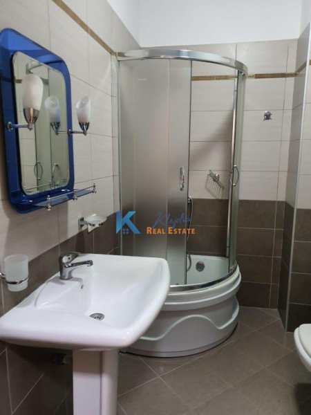 Tirane, jepet me qera apartament 2+1+Ballkon Kati 4, 100 m² (Rruga e Kavajes, afer Globe)