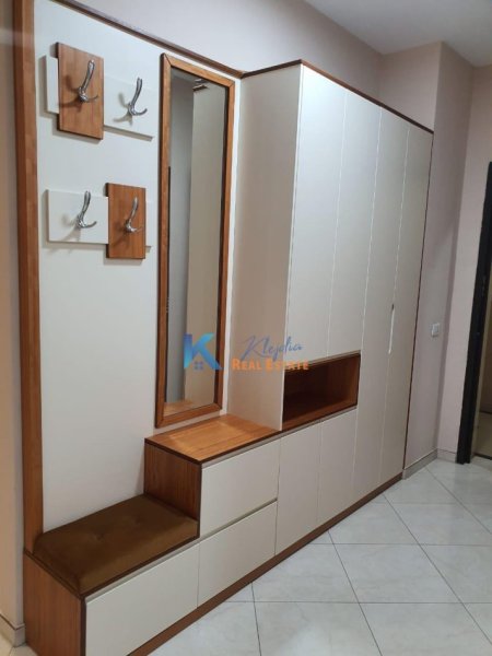 Tirane, jepet me qera apartament 2+1+Ballkon Kati 4, 100 m² (Rruga e Kavajes, afer Globe)