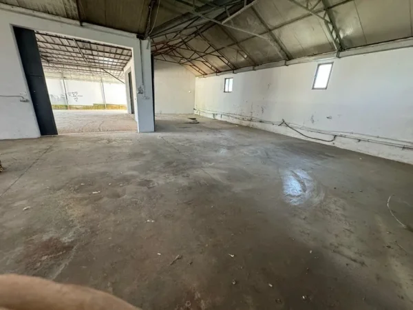 Tirane, jepet me qera magazine Kati 0, 1.000 m² 1.300 € (Prush)