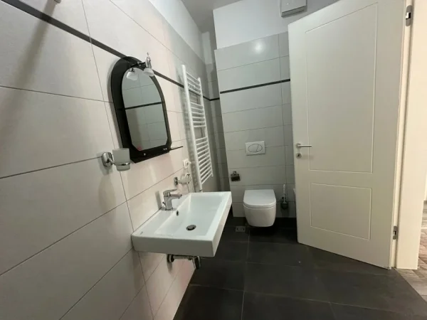 Tirane, jepet me qera apartament 2+1 Kati 5, 120 m² 600 € (Kompleksi Deliojorgji)