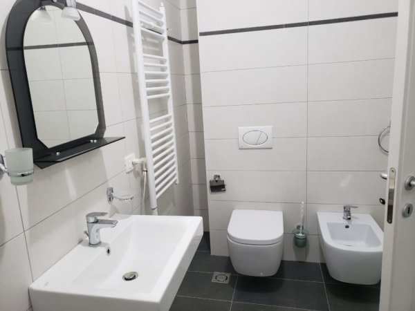 Tirane, jepet me qera apartament 2+1 Kati 5, 120 m² 600 € (Kompleksi Deliojorgji)
