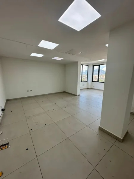 Tirane, jepet me qera ambjent biznesi Kati 7, 311 m² 3.300 € (Delijorgji)