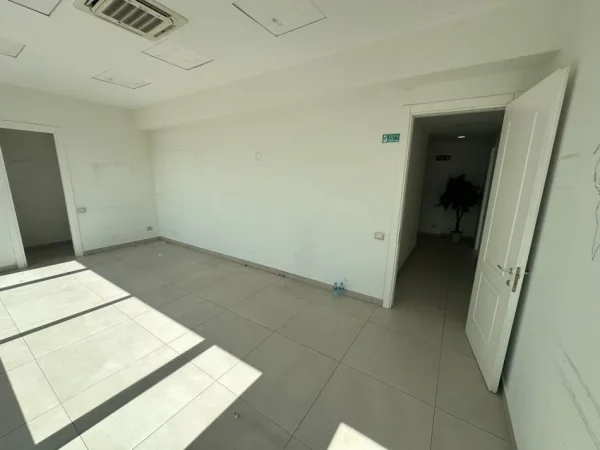 Tirane, jepet me qera ambjent biznesi Kati 7, 311 m² 3.300 € (Delijorgji)