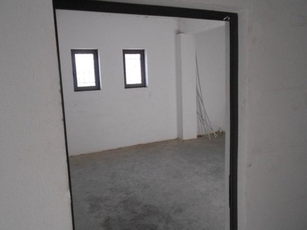 Tirane, jepet me qera ambjent biznesi Kati 2, 410 m² 1.000 € (Rruga Siri Kodra)