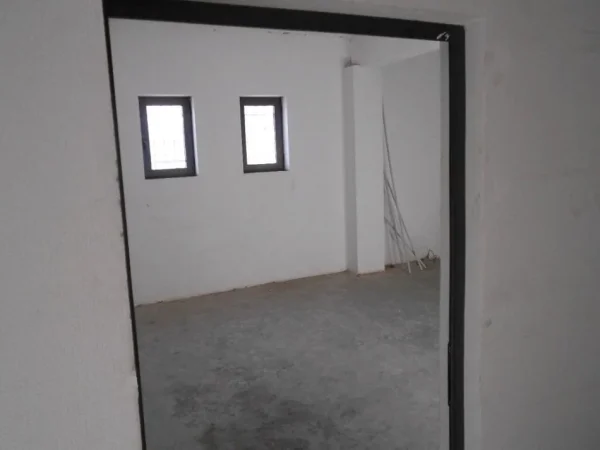 Tirane, jepet me qera ambjent biznesi Kati 2, 410 m² 1.000 € (Rruga Siri Kodra)