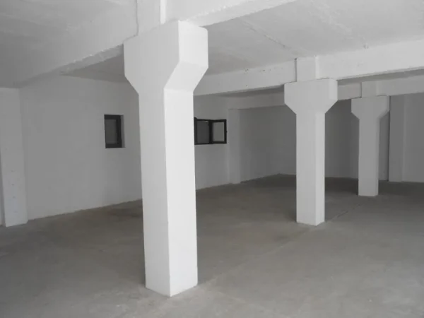 Tirane, jepet me qera ambjent biznesi Kati 2, 410 m² 1.000 € (Rruga Siri Kodra)