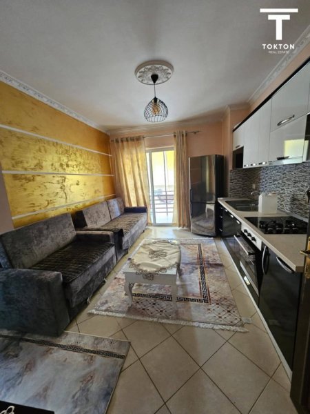 Tirane, jepet me qera Apartament 1+1 Kati 4, 52 m2, 300 euro (Kombinat) TT 902