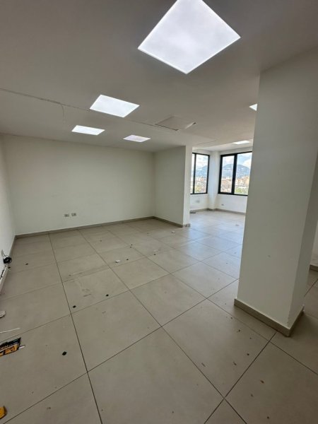 Tirane, jepet me qera zyre Kati 7, 311 m² 3.300 € (Rruga Kavajes)