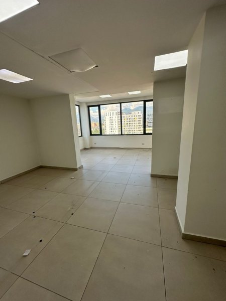 Tirane, jepet me qera zyre Kati 7, 311 m² 3.300 € (Rruga Kavajes)