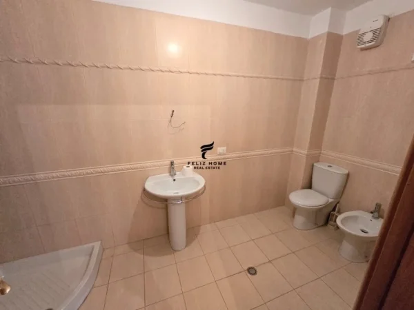 Tirane, jepet me qera apartament 2+1+Ballkon Kati 3, 107 m² 750 € (PAZARI I RI)