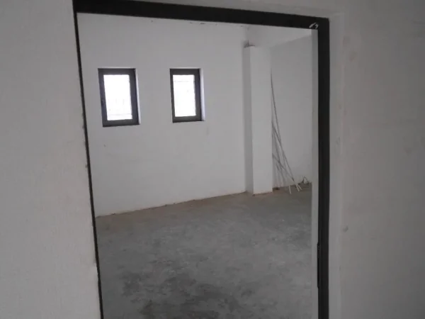 Tirane, jepet me qera ambjent biznesi Kati 2, 410 m² 1.000 € (Siri Kodra)