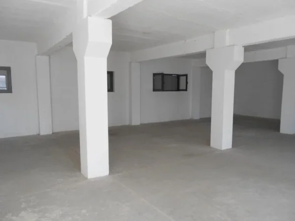 Tirane, jepet me qera ambjent biznesi Kati 2, 410 m² 1.000 € (Siri Kodra)