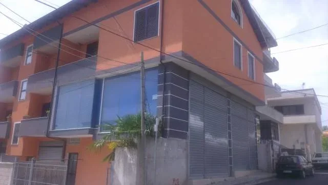 OKAZION !!! Durres, shes Vile 170.000 Euro (Zdrukthtaria, ne fillim te rruges se Marines)