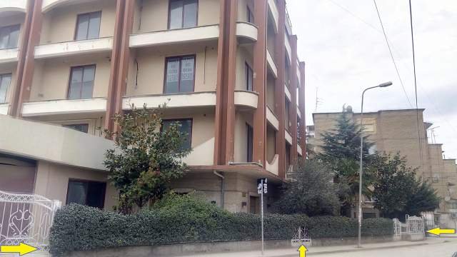 Tirane-Jepet me Qera dhe bashkëfinancim, Ndërtese-Hotel,me 5-Kate, 5'000 Euro/muaj - Rr.''Isuf Elezi" 100m nga Lana tek Ura e Selitës