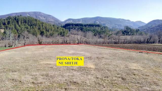 Tirane, Shitet Toke, zonë prferuar afër Tiranës, në krah të kalase së Petrelës, sip 7'700m², Cmimi 55 euro/m² diskutushëm, në luginën e Zaranikes me kalim nga Petrela, e nga Stërmasi / Vishnje.